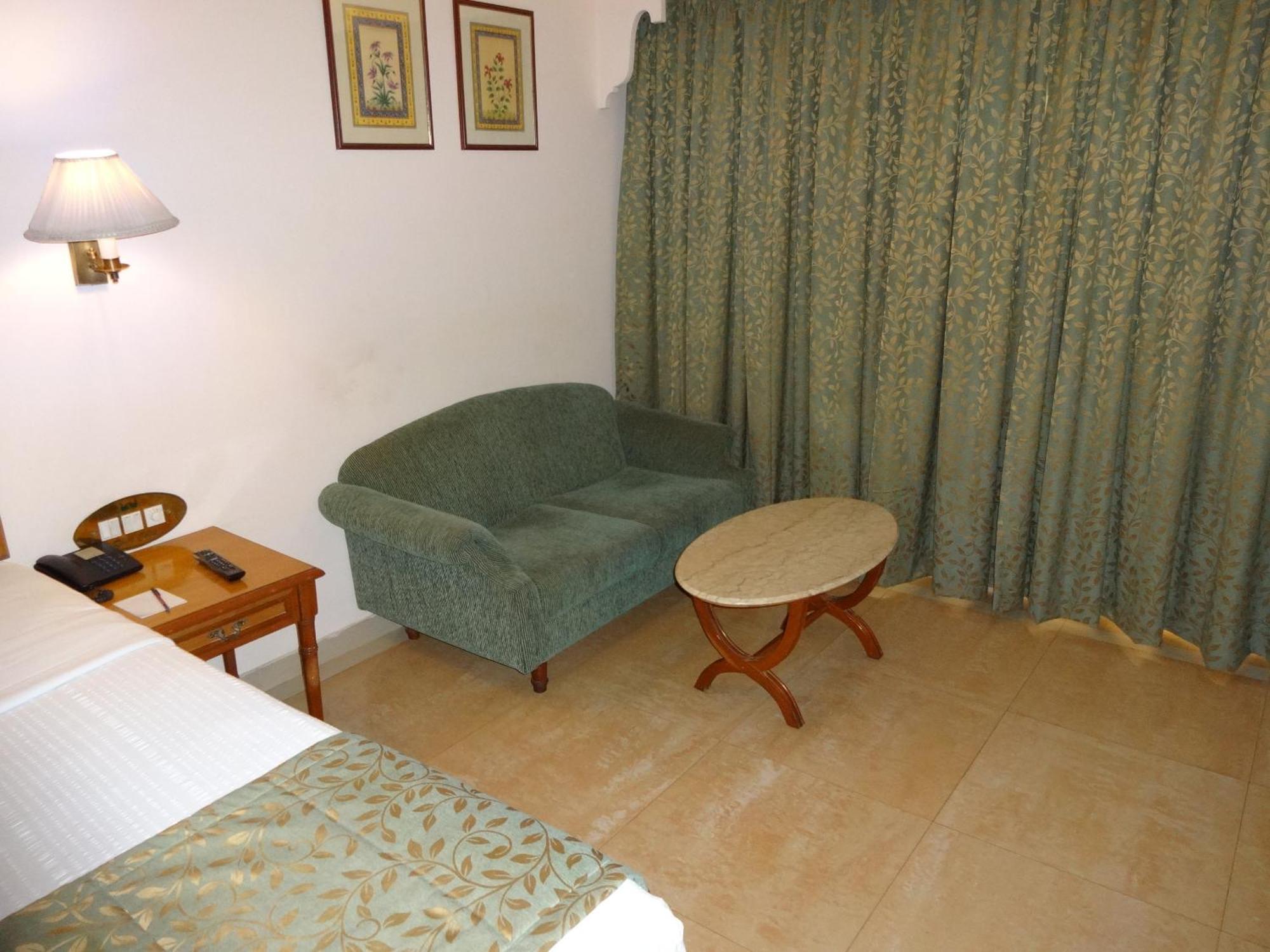รอยัลคอร์ท Hotel มทุราย ภายนอก รูปภาพ