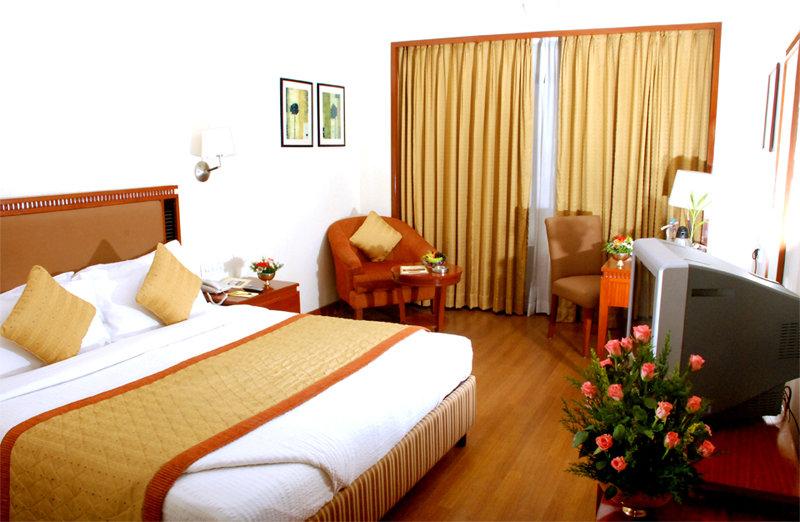 รอยัลคอร์ท Hotel มทุราย ภายนอก รูปภาพ