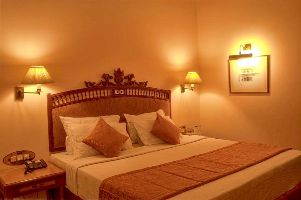 รอยัลคอร์ท Hotel มทุราย ภายนอก รูปภาพ