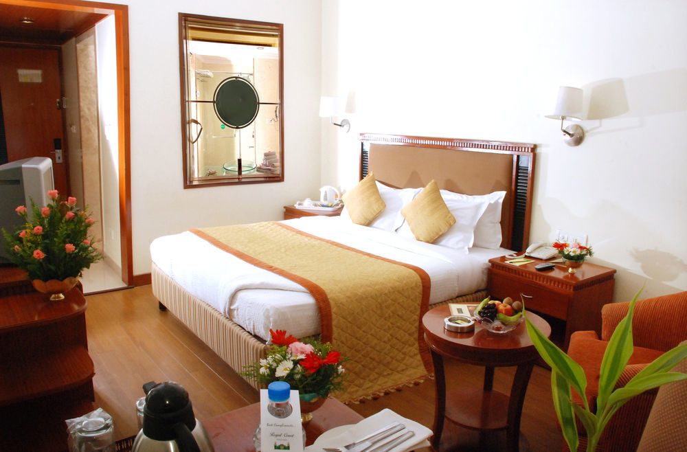 รอยัลคอร์ท Hotel มทุราย ภายนอก รูปภาพ