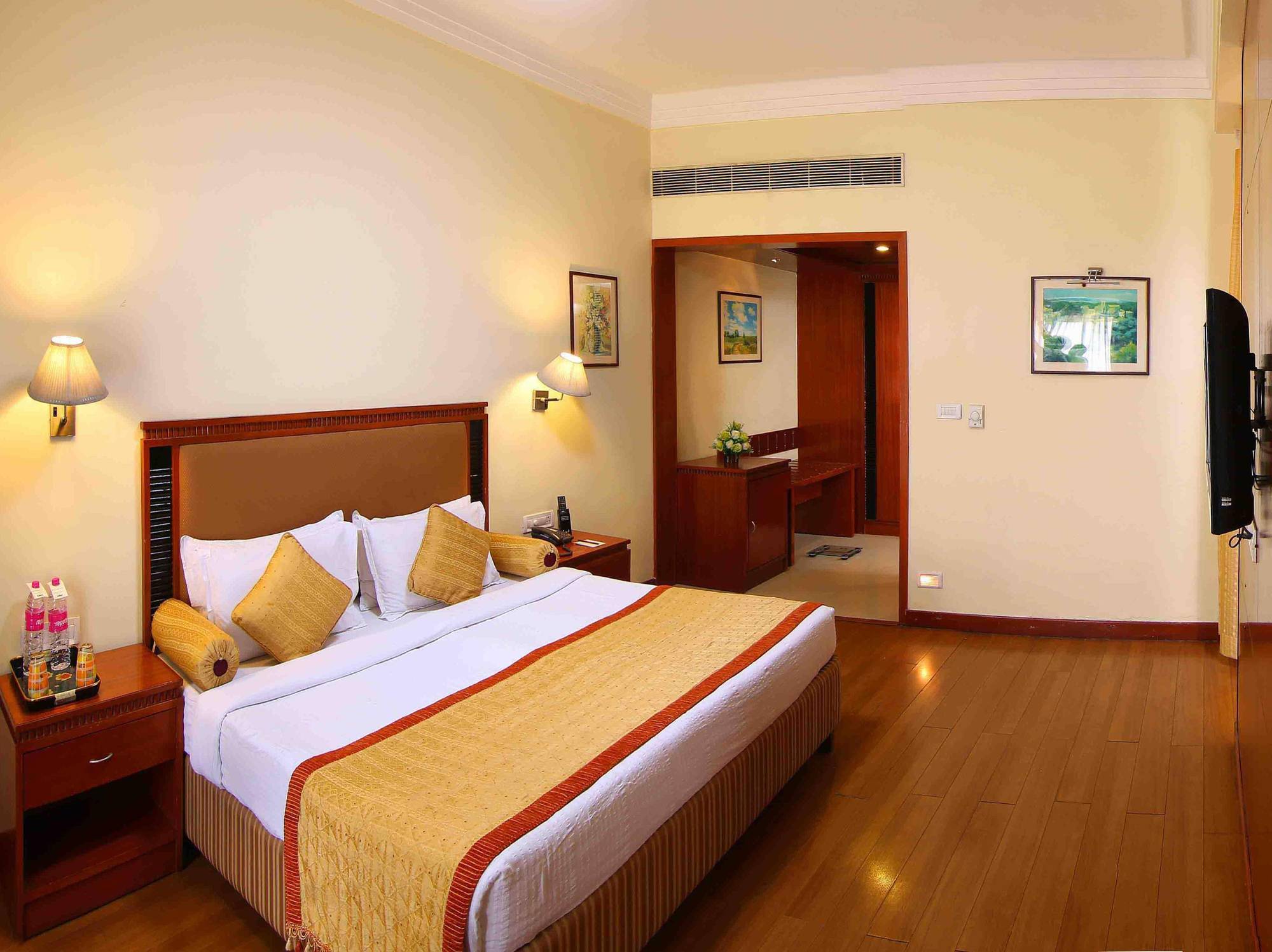 รอยัลคอร์ท Hotel มทุราย ภายนอก รูปภาพ