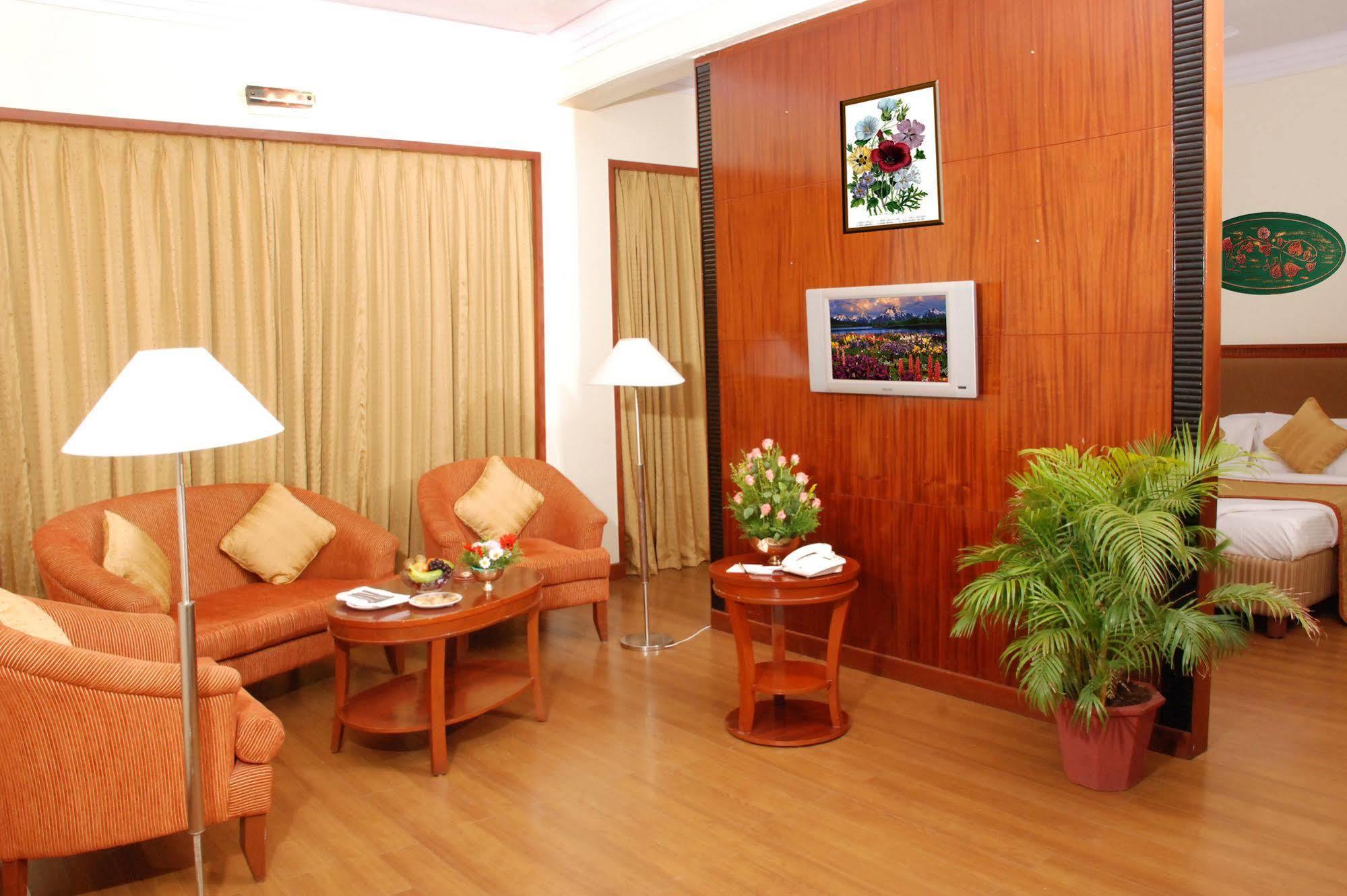 รอยัลคอร์ท Hotel มทุราย ภายนอก รูปภาพ