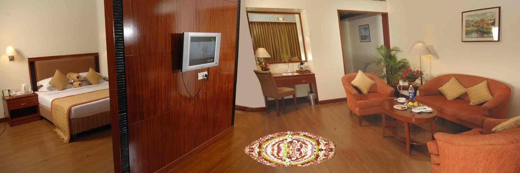 รอยัลคอร์ท Hotel มทุราย ภายนอก รูปภาพ