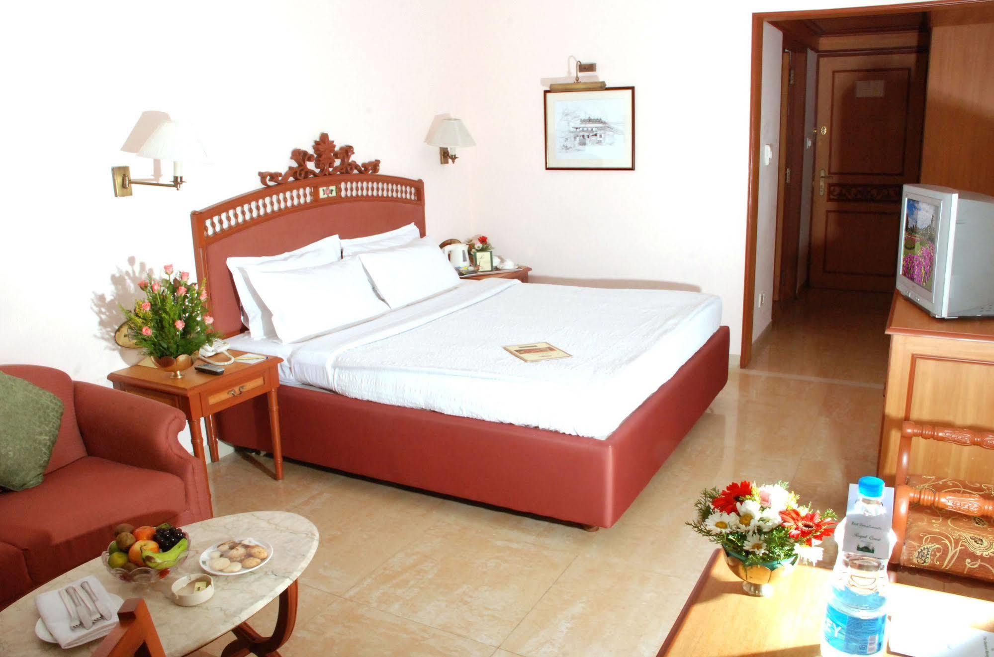 รอยัลคอร์ท Hotel มทุราย ภายนอก รูปภาพ