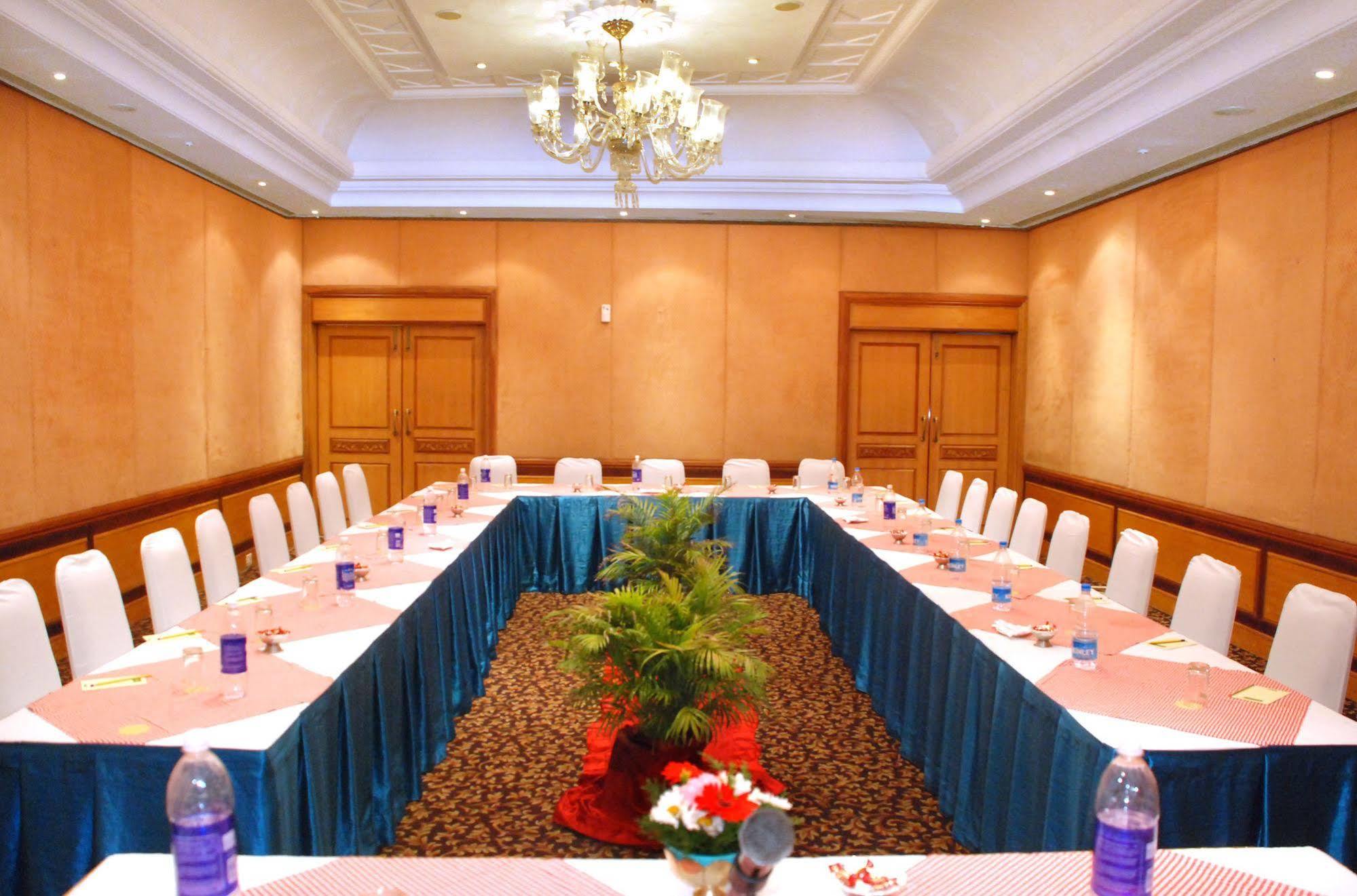 รอยัลคอร์ท Hotel มทุราย ภายนอก รูปภาพ