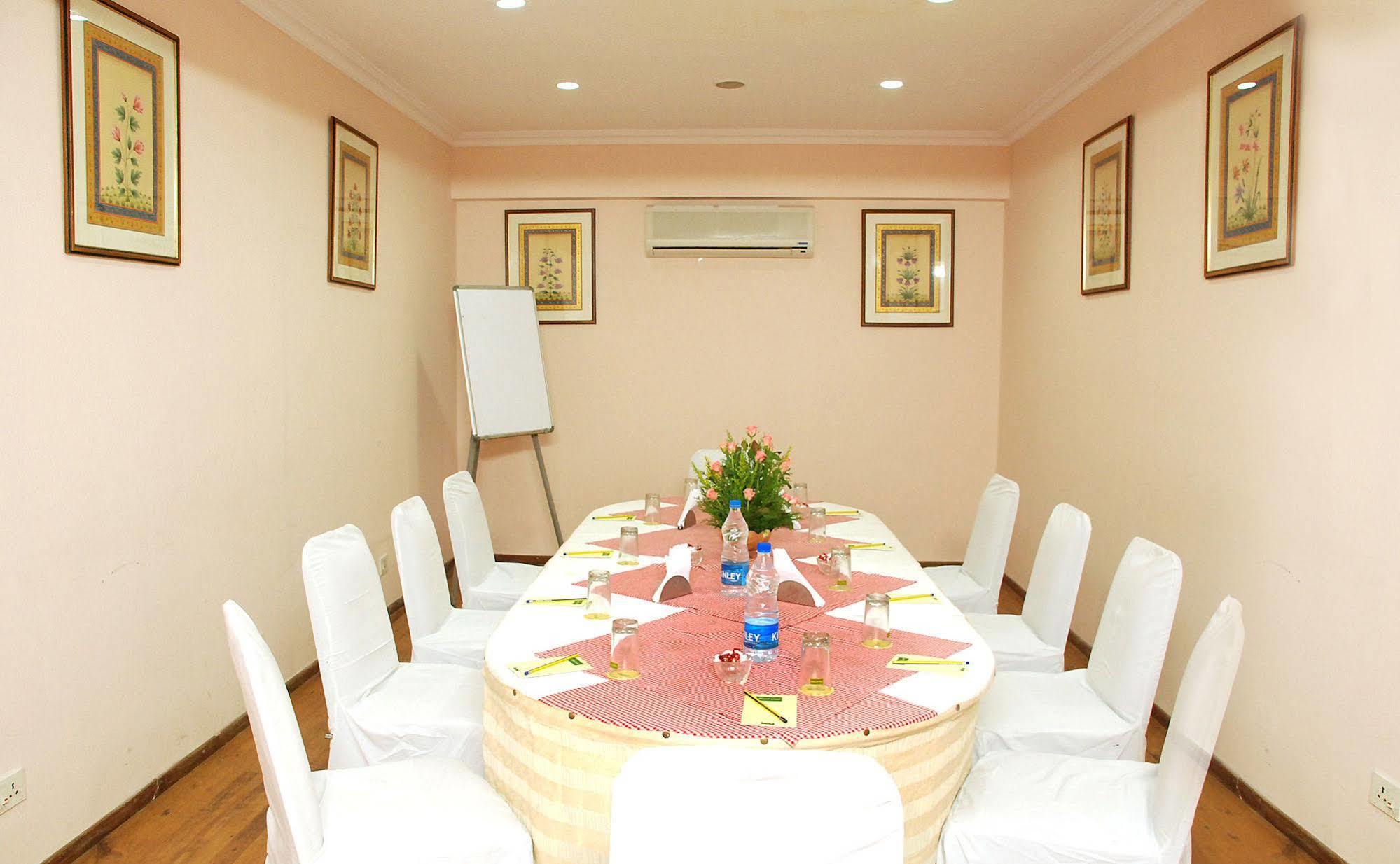 รอยัลคอร์ท Hotel มทุราย ภายนอก รูปภาพ
