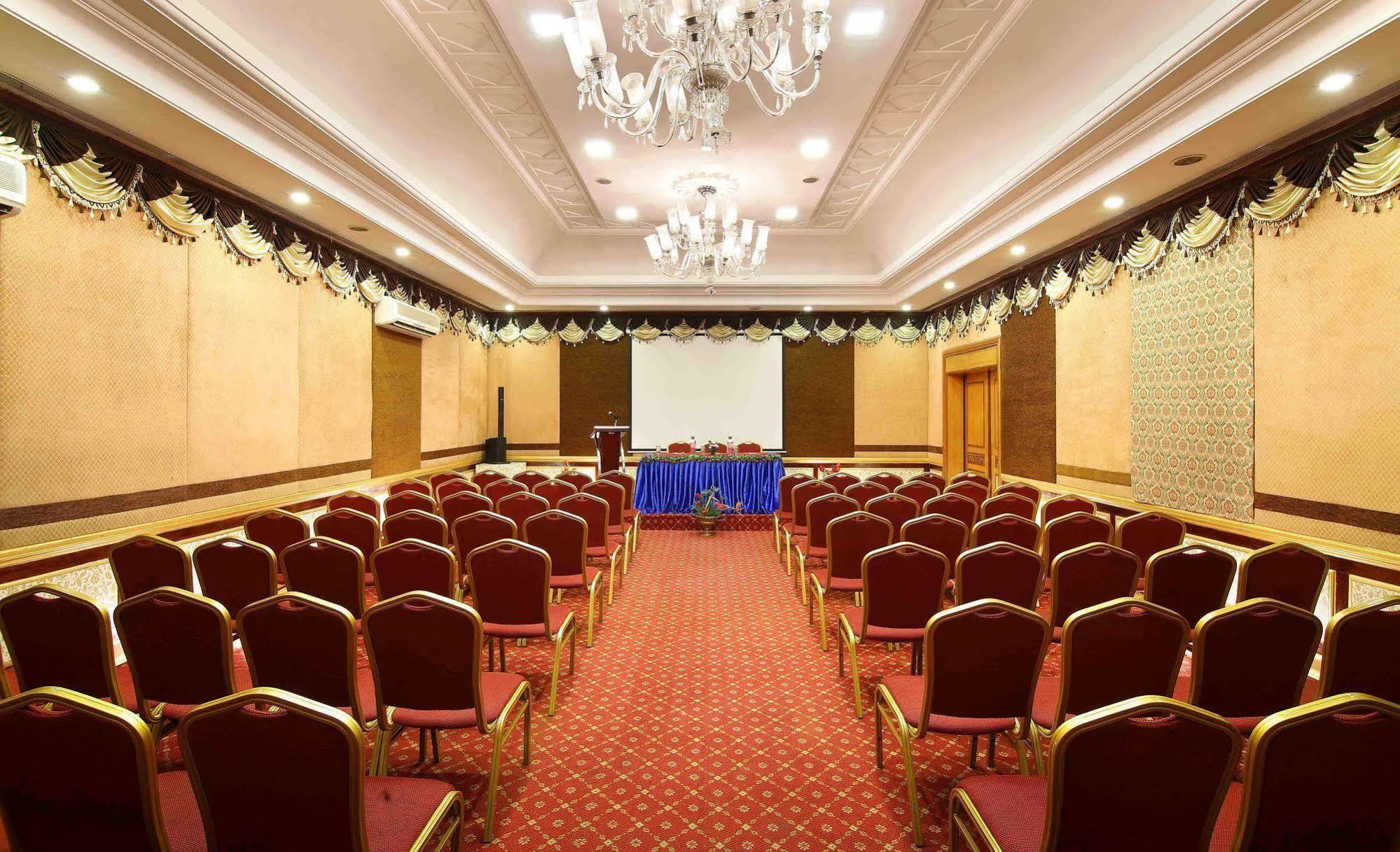 รอยัลคอร์ท Hotel มทุราย ภายนอก รูปภาพ