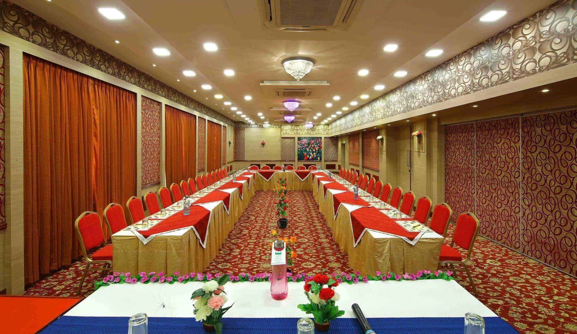 รอยัลคอร์ท Hotel มทุราย ภายนอก รูปภาพ