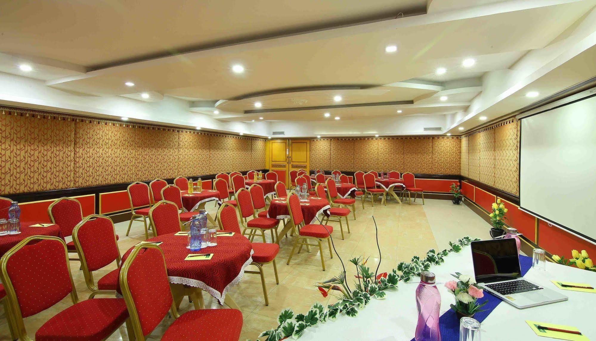 รอยัลคอร์ท Hotel มทุราย ภายนอก รูปภาพ