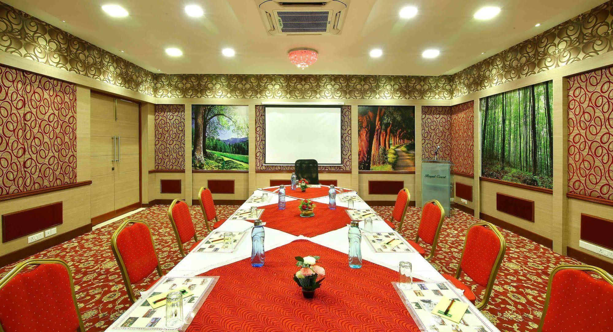 รอยัลคอร์ท Hotel มทุราย ภายนอก รูปภาพ