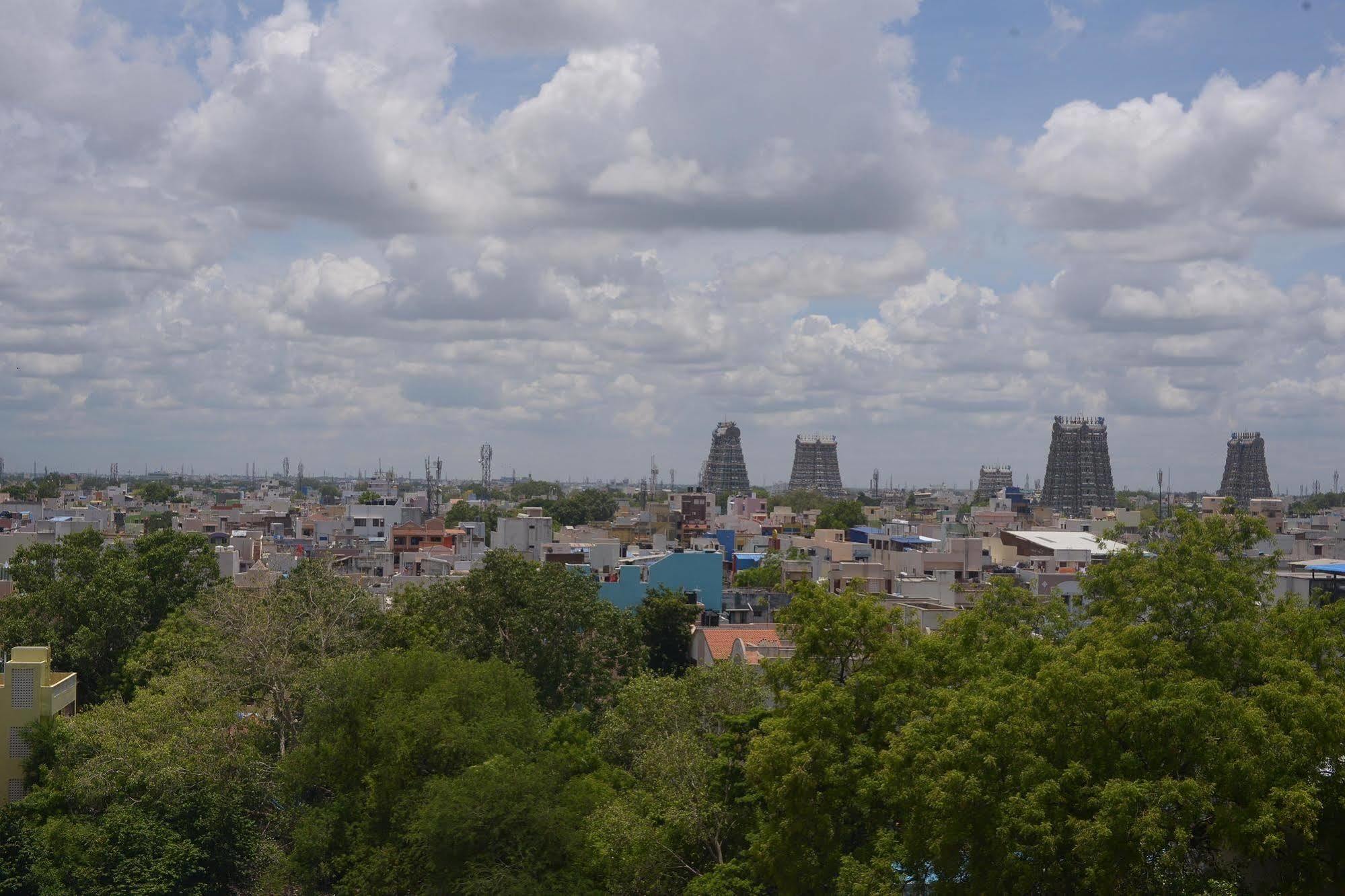 รอยัลคอร์ท Hotel มทุราย ภายนอก รูปภาพ