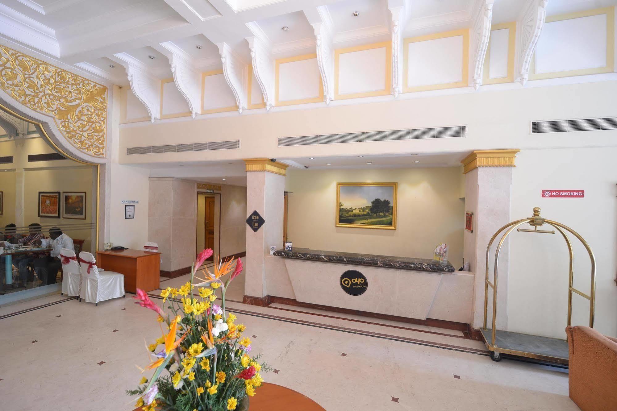 รอยัลคอร์ท Hotel มทุราย ภายนอก รูปภาพ