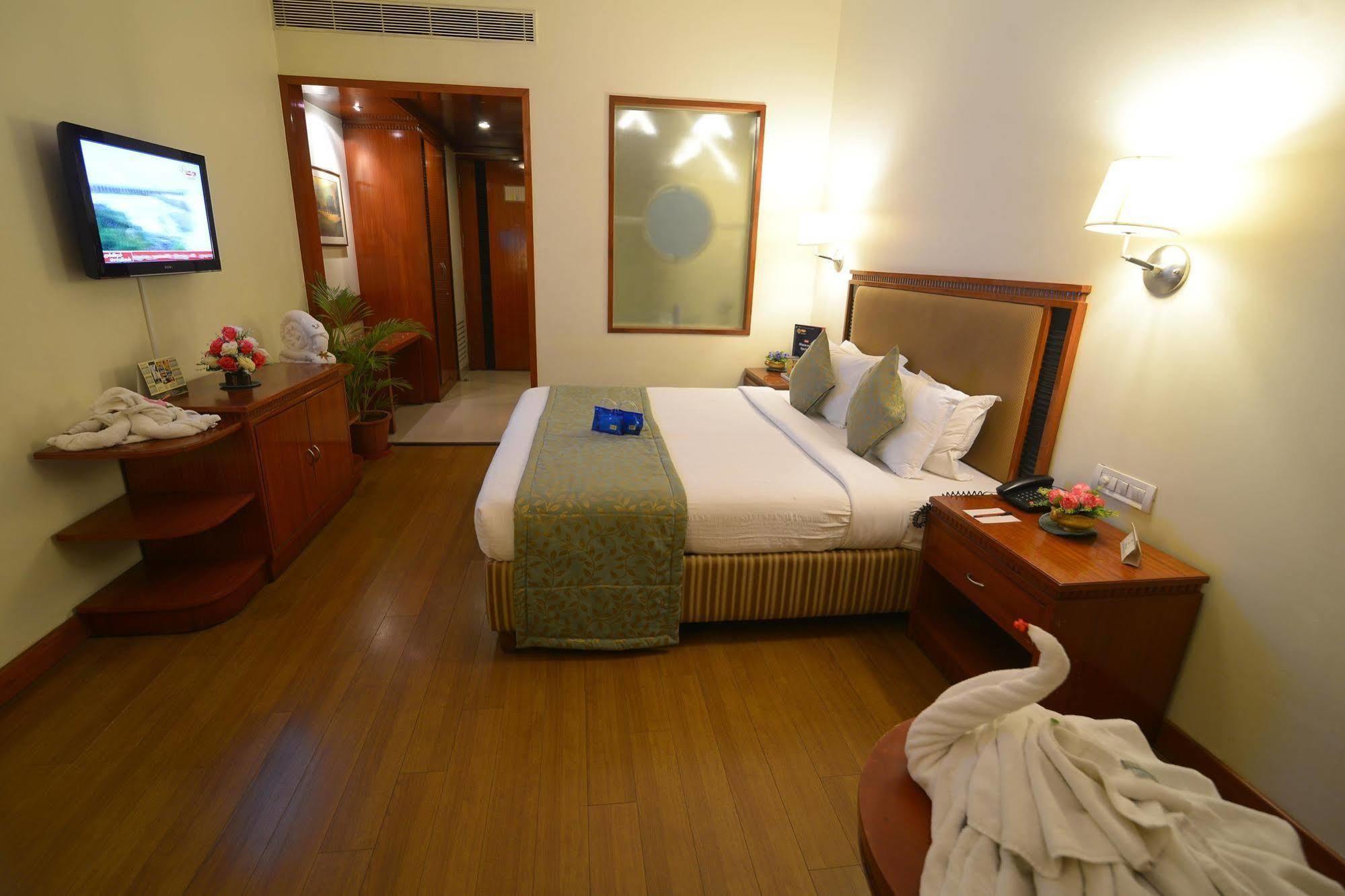 รอยัลคอร์ท Hotel มทุราย ภายนอก รูปภาพ