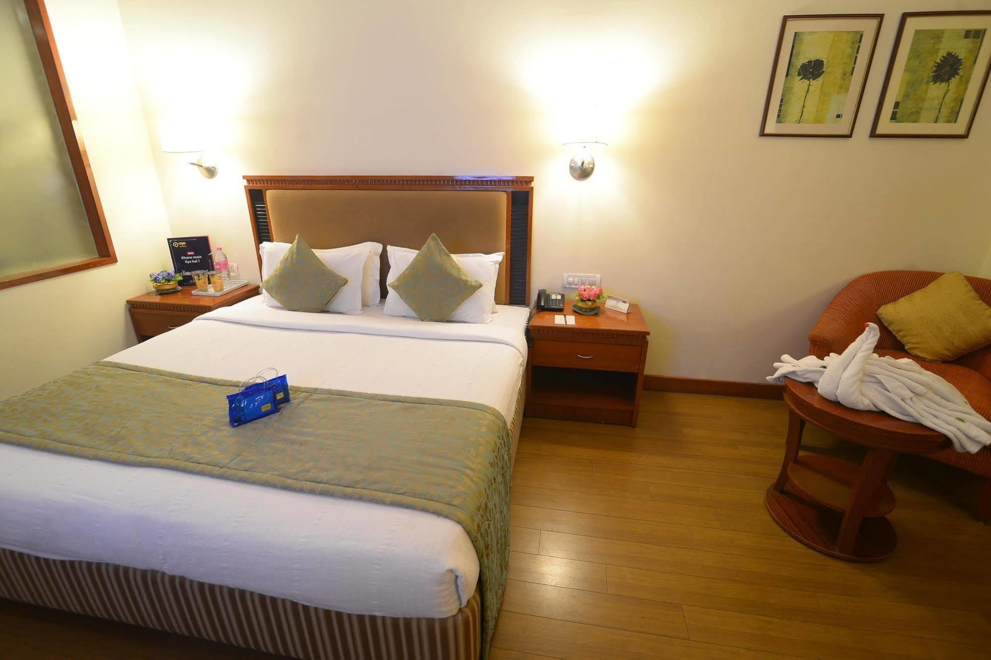 รอยัลคอร์ท Hotel มทุราย ภายนอก รูปภาพ