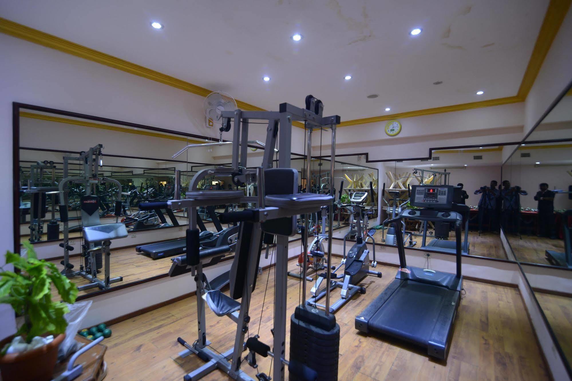 รอยัลคอร์ท Hotel มทุราย ภายนอก รูปภาพ