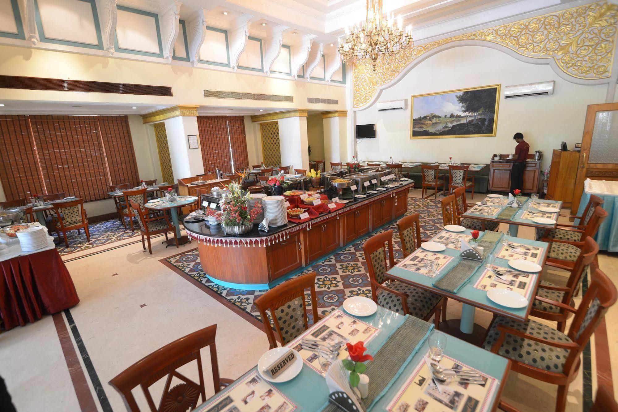รอยัลคอร์ท Hotel มทุราย ภายนอก รูปภาพ