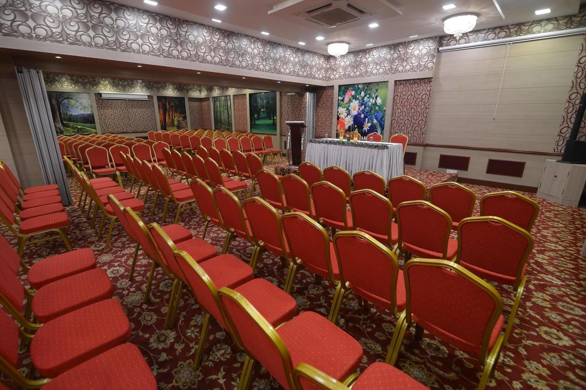 รอยัลคอร์ท Hotel มทุราย ภายนอก รูปภาพ