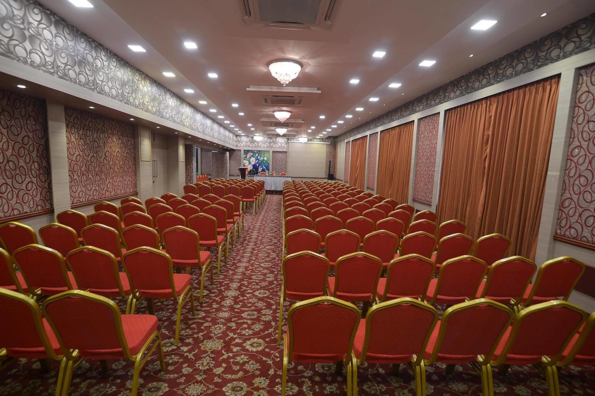 รอยัลคอร์ท Hotel มทุราย ภายนอก รูปภาพ