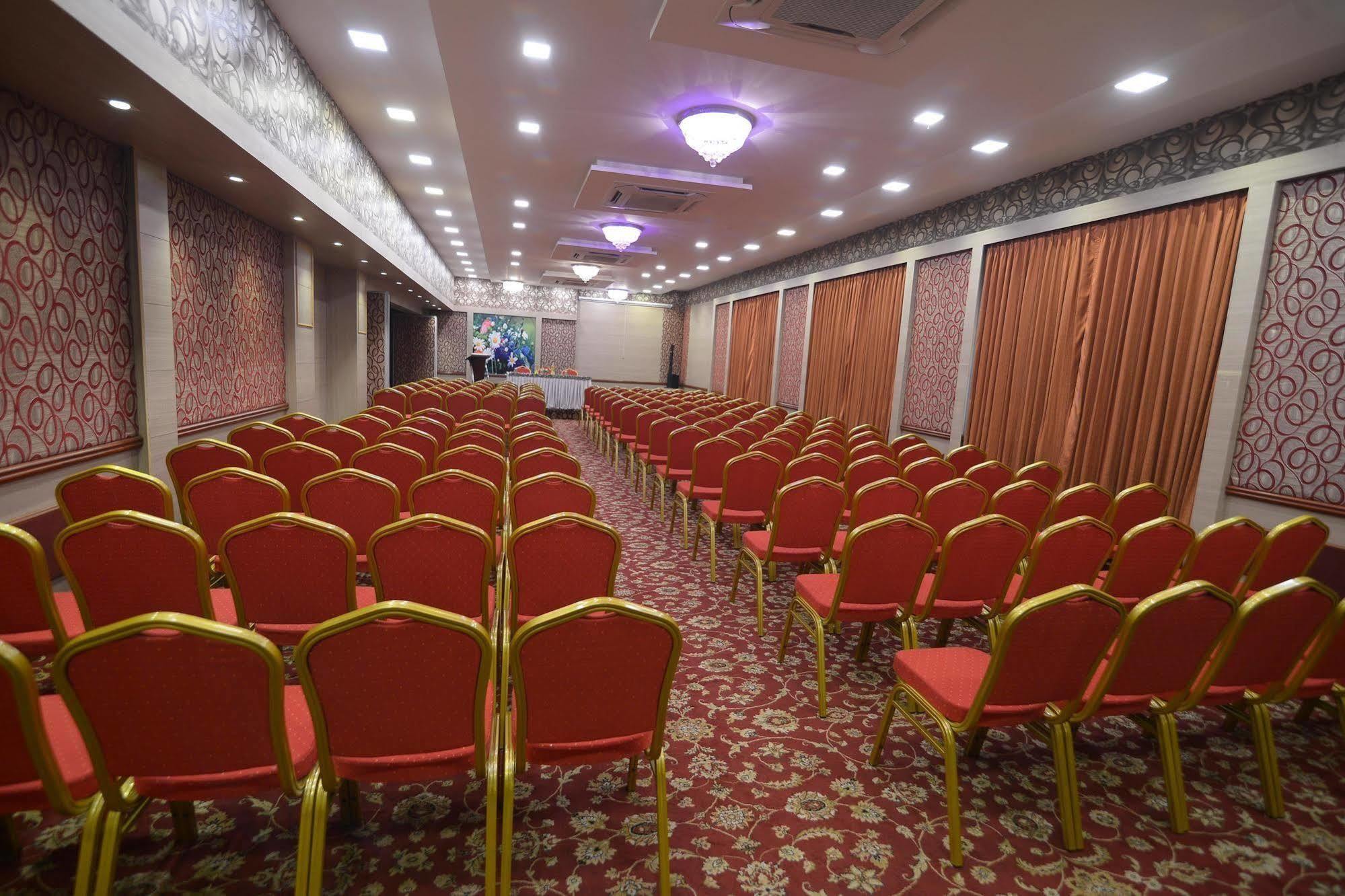 รอยัลคอร์ท Hotel มทุราย ภายนอก รูปภาพ